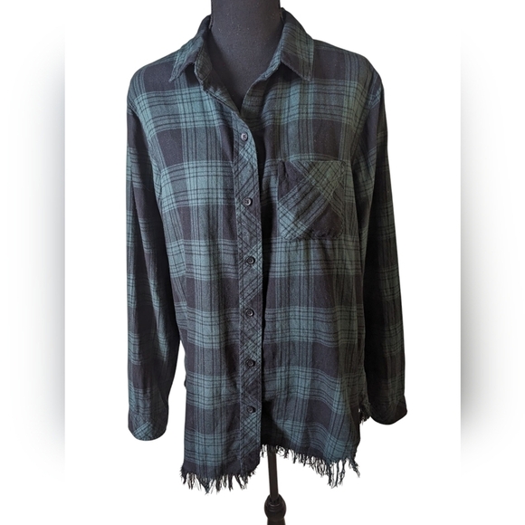 beachlunchlounge Tops - Beach lunch lounge women flannel soft raw edge shirt green & black plaid size L